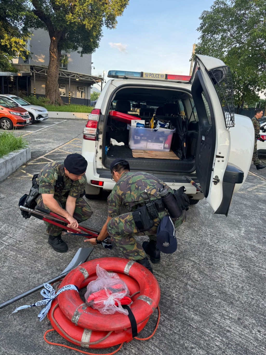 前線警務人員今日與政府各部門走訪低窪地區及村落,進行防風宣傳,協助有需要人士做好防風措施。香港警察fb圖片 前線警務人員今日與政府各部門走訪低窪地區及村落,進行防風宣傳,協助有需要人士做好防風措施。香港警察fb圖片