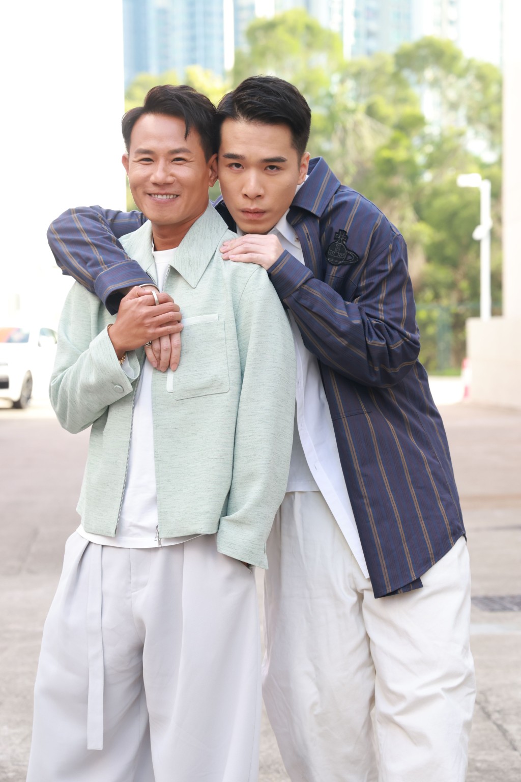 阿祖與梁仲恆在《關於那隻龜回魂的故事》中扮演一對同性戀人，所以合照也要製造曖昧氛圍。