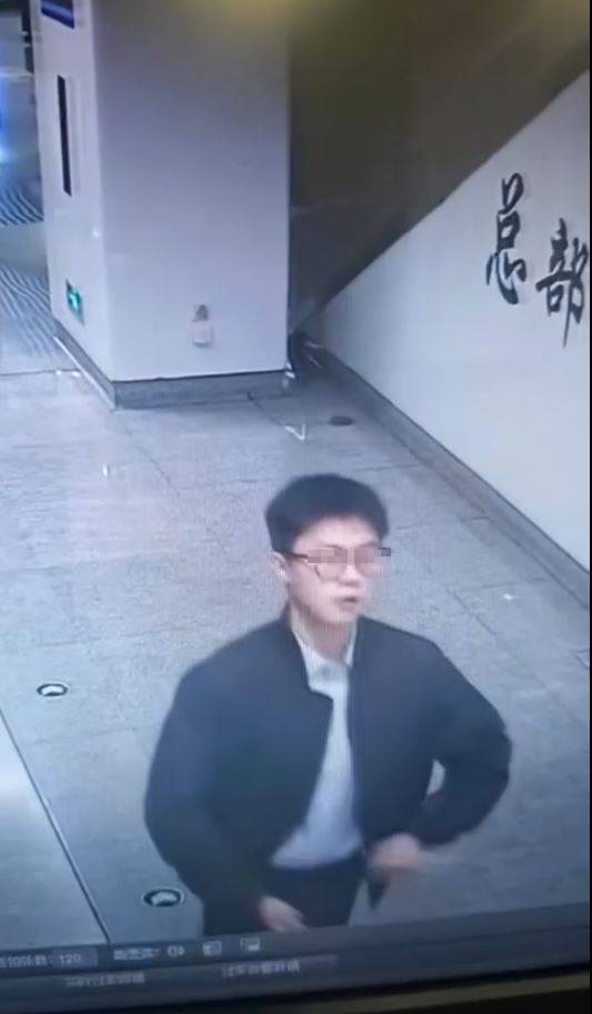 廣西地鐵有年輕男乘客在月台大便。