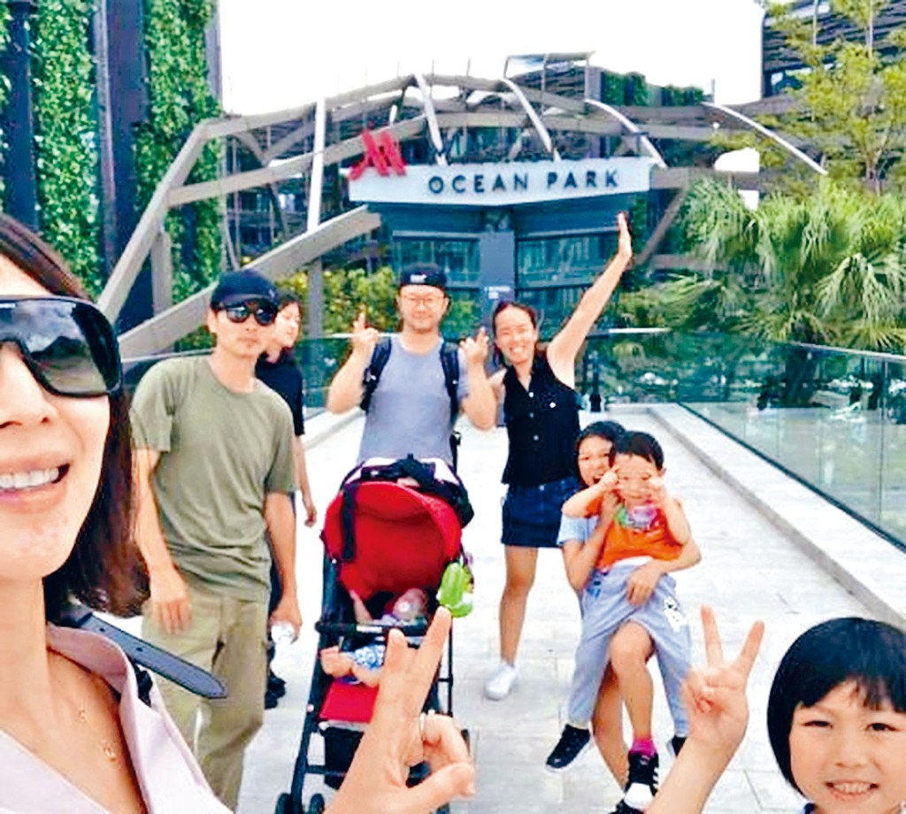 任摄影师的Ada只有在大合照中露「半」面！