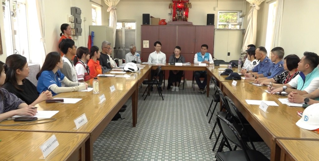 離島民政事務處人員於演習後，聯同各參與部門和機構代表檢討緊急應變及其他相關安排。