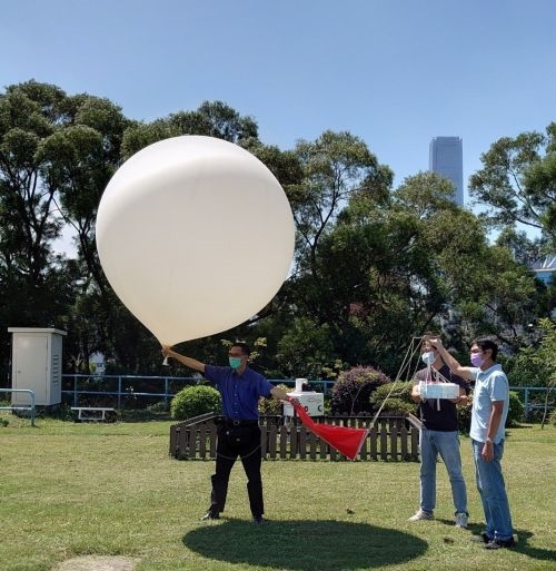 天文台人員在京士柏氣象站施放低溫霜點濕度計探空氣球。天文台圖片