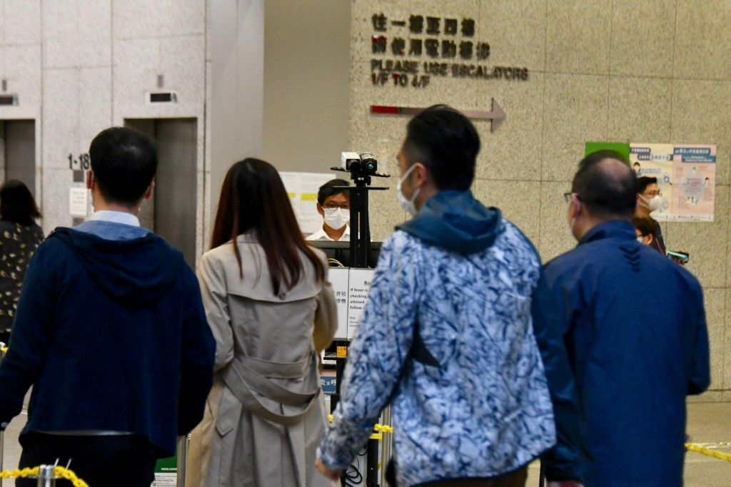 政府大樓加強防疫措施。