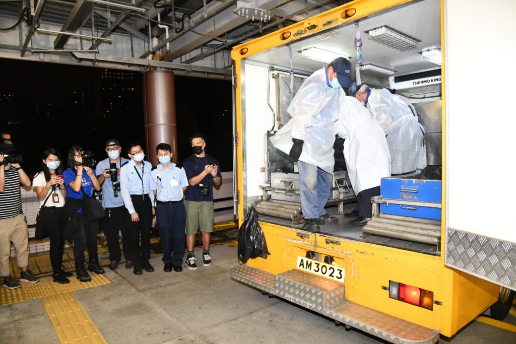 疑犯自刺心臟送院後不治。