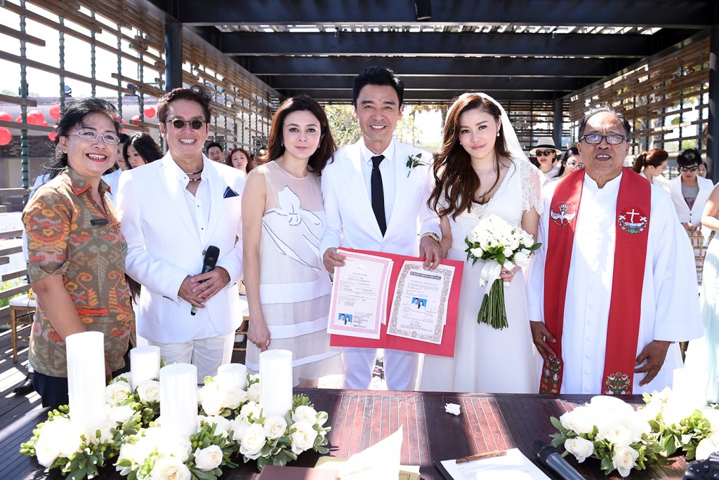 锺镇涛与范姜素贞在峇里岛举行豪华婚宴。
