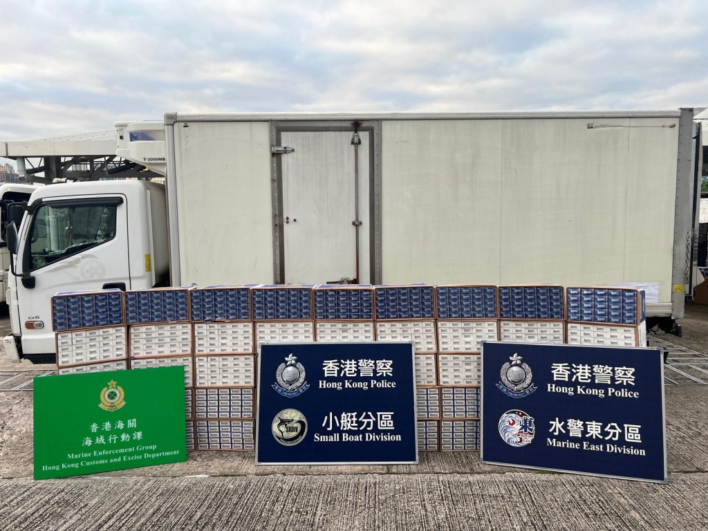 人員扣查懷疑涉案貨車,並共檢獲約90萬支懷疑私煙,估計總市值約405萬元。警方提供 人員扣查懷疑涉案貨車,並共檢獲約90萬支懷疑私煙,估計總市值約405萬元。警方提供