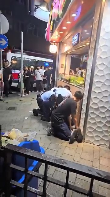 4名警員合力將男子制服,按在地上。網上片段截圖 4名警員合力將男子制服,按在地上。網上片段截圖