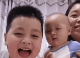 李先生的妻子和兩名兒子。新京報