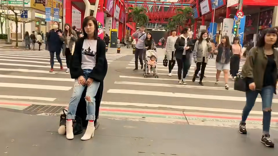 即使身邊的路人經過或過馬路,佘詩曼亦毫無反應,未知當時她是否正在進行拍攝。 即使身邊的路人經過或過馬路,佘詩曼亦毫無反應,未知當時她是否正在進行拍攝。