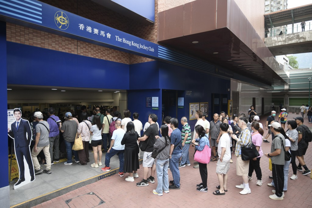 第54期六合彩今晚(5月21日)攪珠,若以10元一注獨中,頭獎獎金高達800萬元。資料圖片 第54期六合彩今晚(5月21日)攪珠,若以10元一注獨中,頭獎獎金高達800萬元。資料圖片