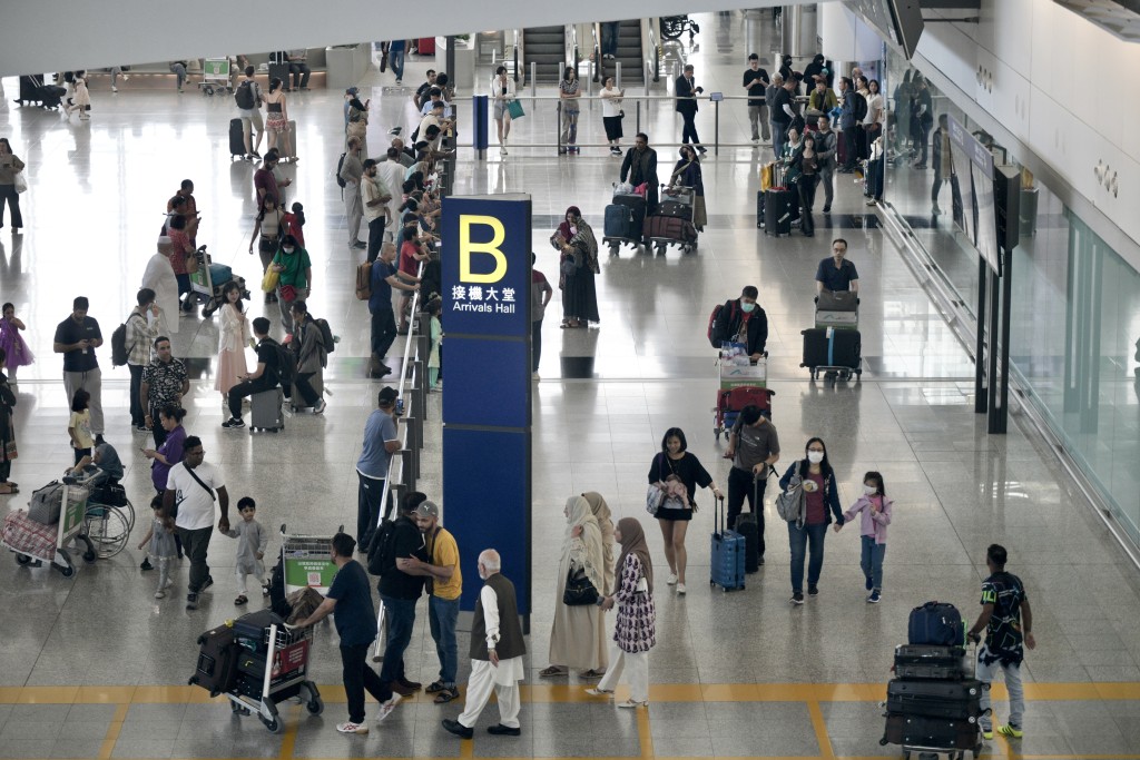 經機場入境本港人次則約有2萬。陳浩元攝