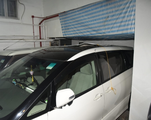 七人車天窗被撞穿。