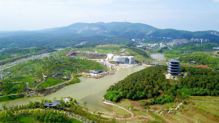 俯瞰荊門園博園全景。（荊門市委宣傳圖片）