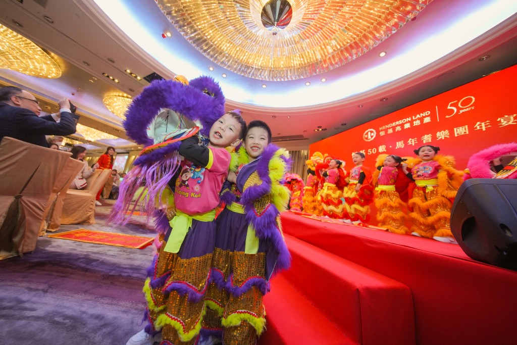 主禮嘉賓於團年宴上主持醒獅點睛儀式，為活動增添喜慶氣氛 。