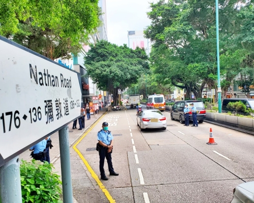現場為彌敦道向碼頭方向近天文台。(右為涉案七人車)