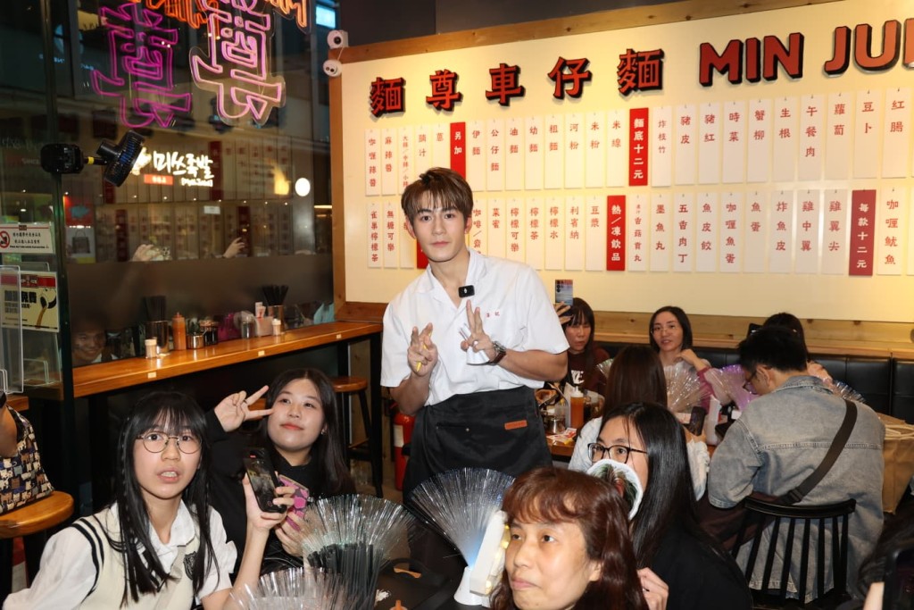 魏浚笙做完外賣仔做樓面。 魏浚笙做完外賣仔做樓面。