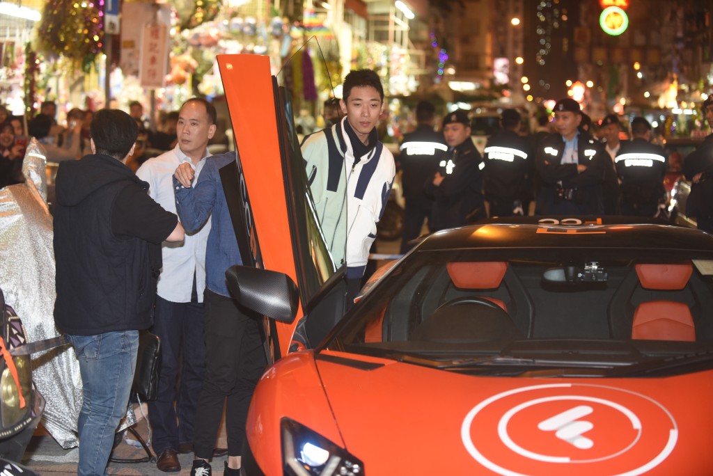 「幣少」撒錢時開跑車炫富。