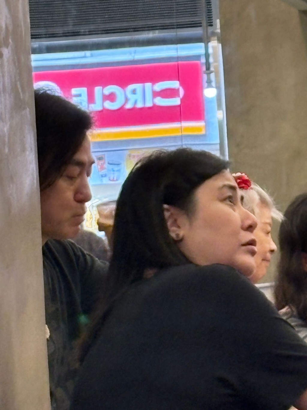 在鄭伊健旁的蒙嘉慧身形暴脹，而且見到雙下巴，震撼網民。