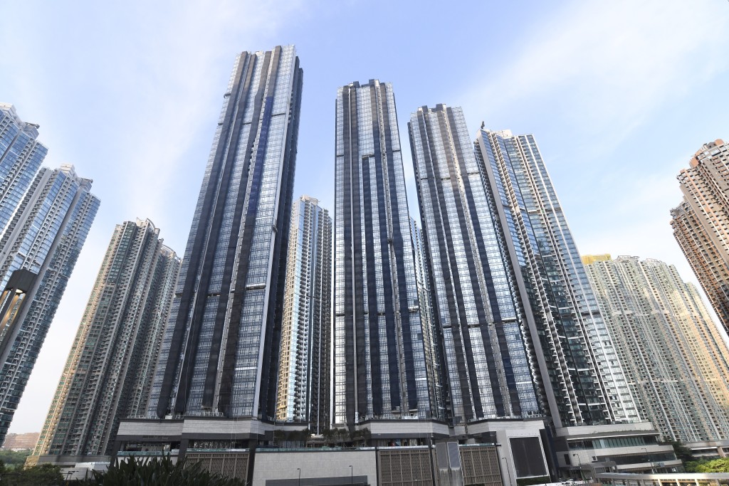 80後業主朱先生(化名),去年11月斥資664萬元購入屋苑一伙高層兩房單位,呎價約1.5萬元。 80後業主朱先生(化名),去年11月斥資664萬元購入屋苑一伙高層兩房單位,呎價約1.5萬元。