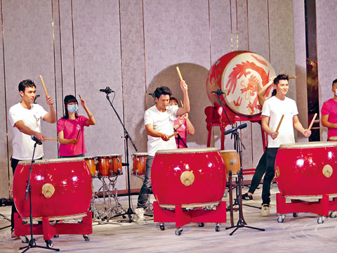 ■Kenny打大鼓甚有氣勢，但原來他只練習了一小時。