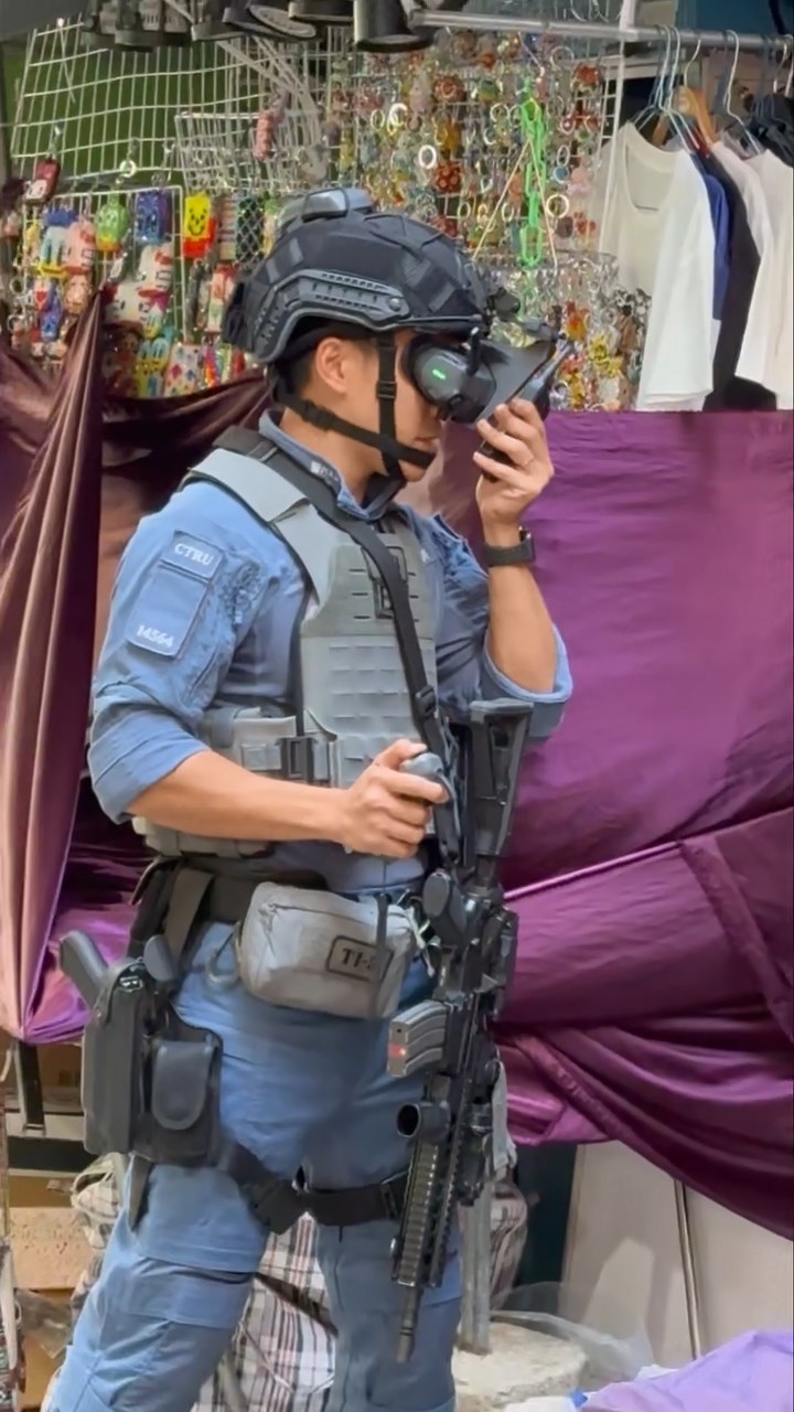 多名反恐特勤隊成員荷槍實彈。