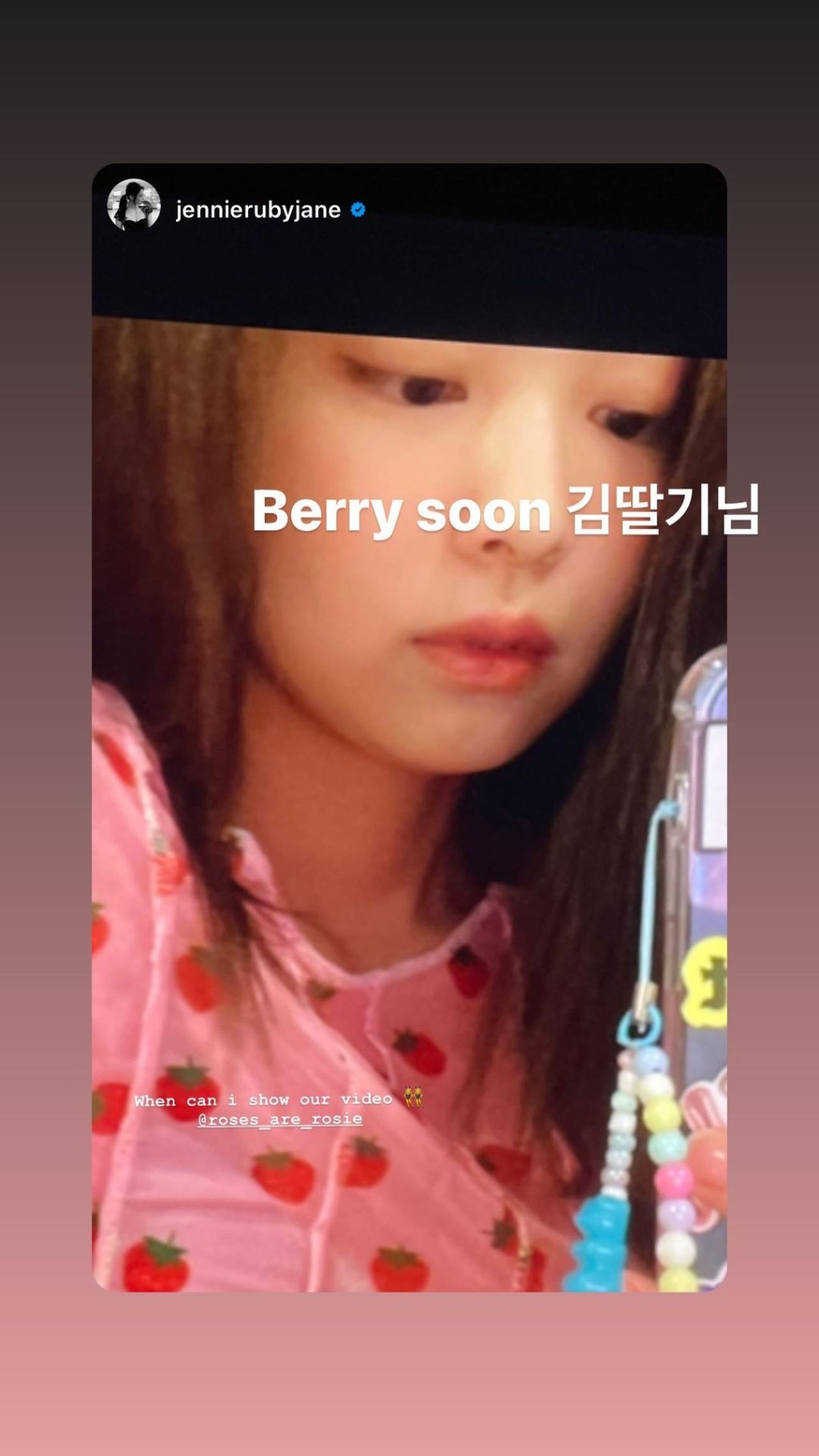 Rosé就玩食字回答「Berry Soon」,又為對方改花名做「金士多啤梨大人」。