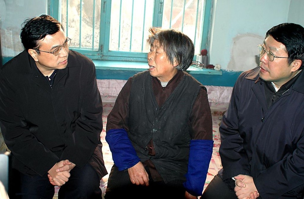 2004年，李克強到遼寧撫順市探訪棚戶區居民。新華社