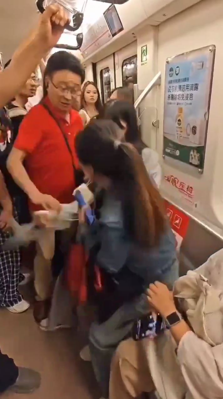 成都地铁阿伯野蛮抢座位，少女母亲奋力反抗。抖音