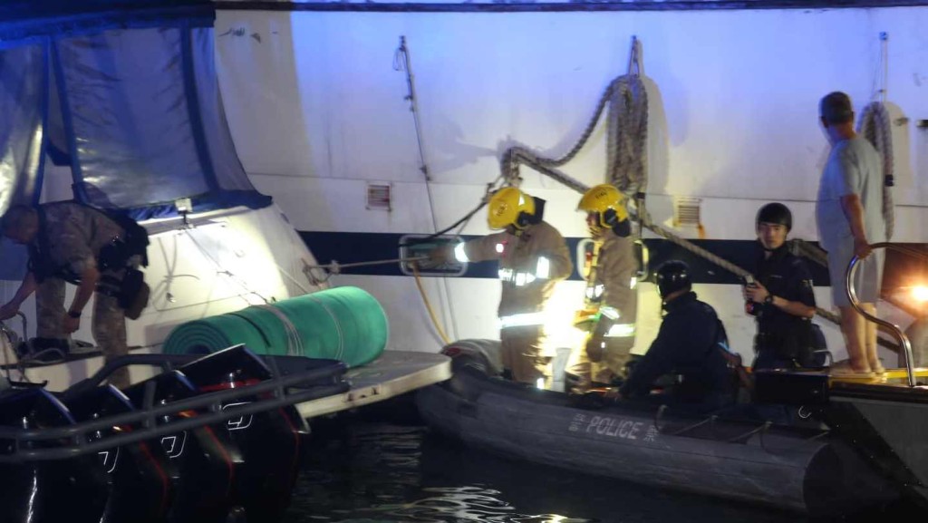 將軍澳海濱長廊小艇冒煙驚動多人報案 疑發電機固障引致 警列誤會。