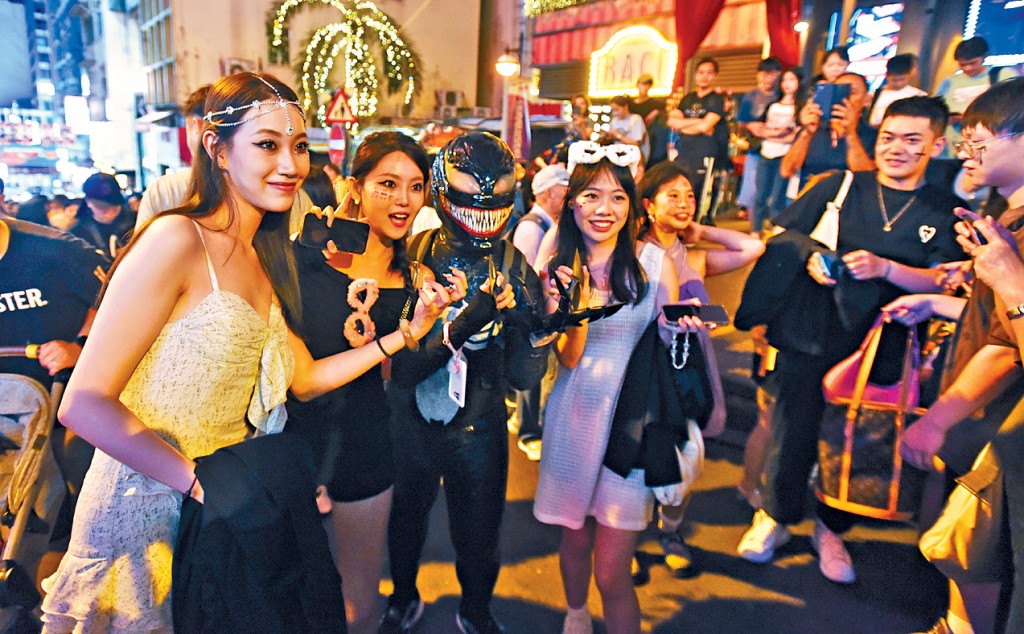 女士們都經過悉心打扮,到蘭桂坊湊熱鬧。