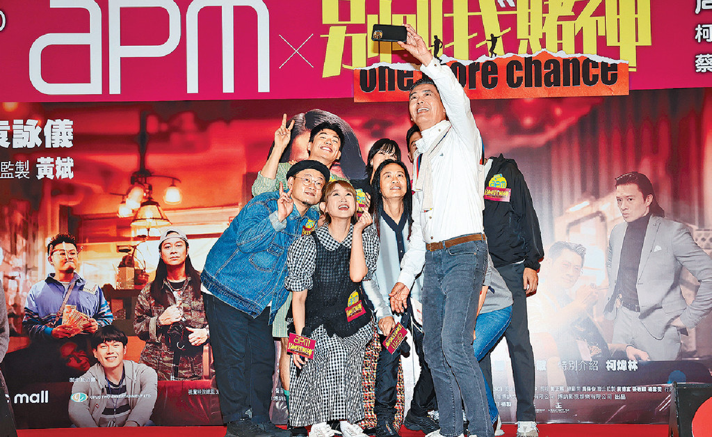 ■發哥滿場飛,與同片演員玩自拍。 ■發哥滿場飛,與同片演員玩自拍。