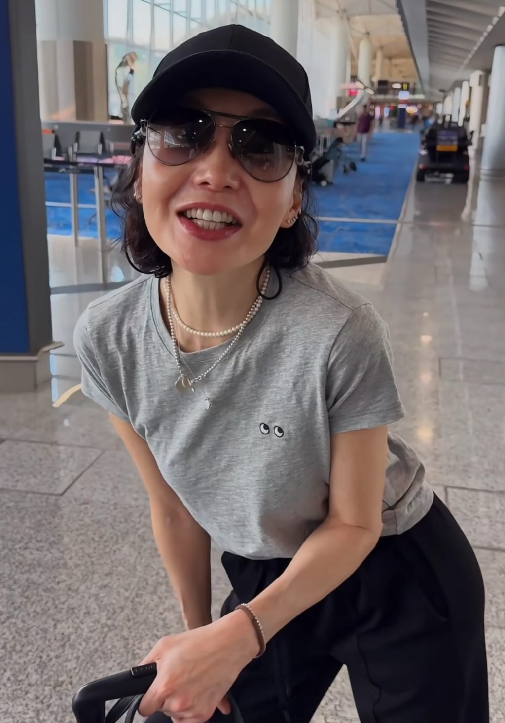 張曼玉的打扮被對照UNIQLO款式。 張曼玉的打扮被對照UNIQLO款式。