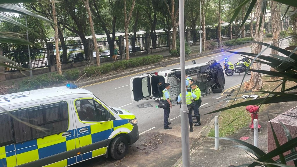 馬鞍山七旬外公駕車失事翻側 與妻女及兩外孫輕傷同送院。FB：Jojo Jojomax@地板友