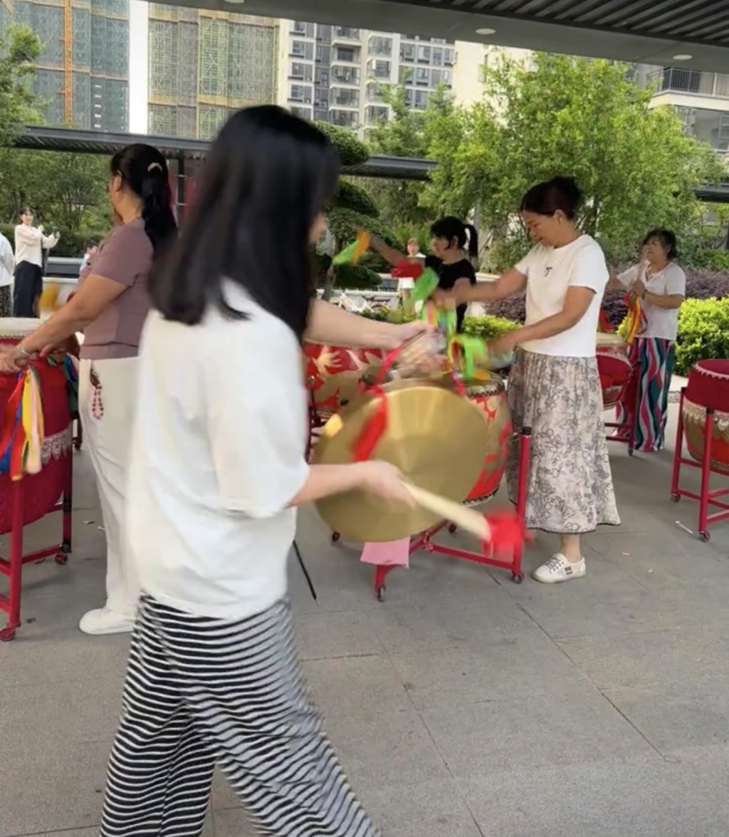 大媽打鼓擾民引業主敲鑼對抗。抖音@仙桃風和日麗打鼓擾民