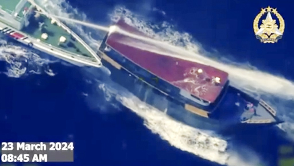 中国海警靠近并用水炮驱赶菲律宾UM-4（Unaizah May 4）补给船。 美联社