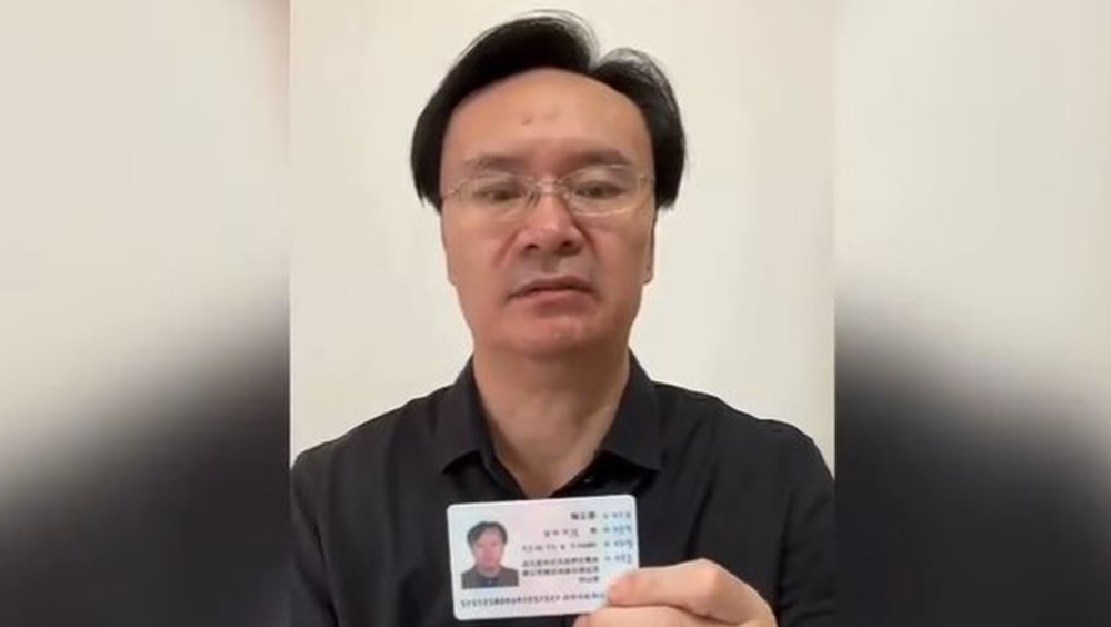 蔡云峰发布手持身份证实名举报的影片。