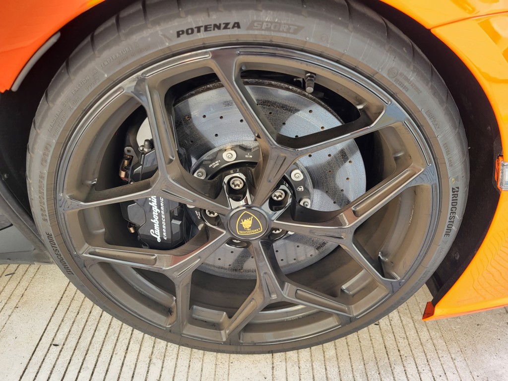 林宝坚尼Lamborghini Revuelto原车配用21寸石桥Potenza Sport专用轮胎。