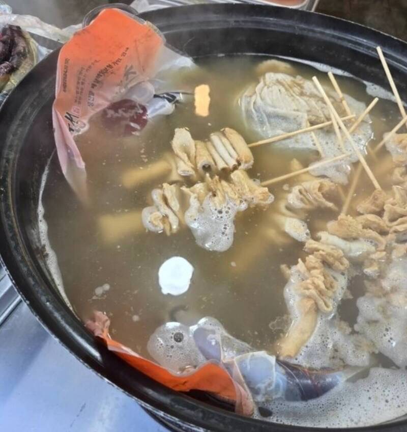 网民发现南韩节庆小食档将血肠连胶袋包装放入汤。 Threads