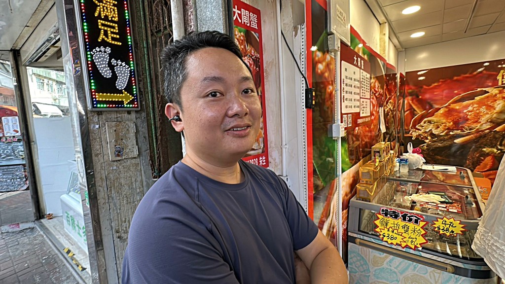陳先生講述店內被盜情況。 陳先生講述店內被盜情況。