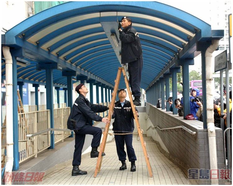 警方小心檢查發生槍戰的隧道。資料圖片