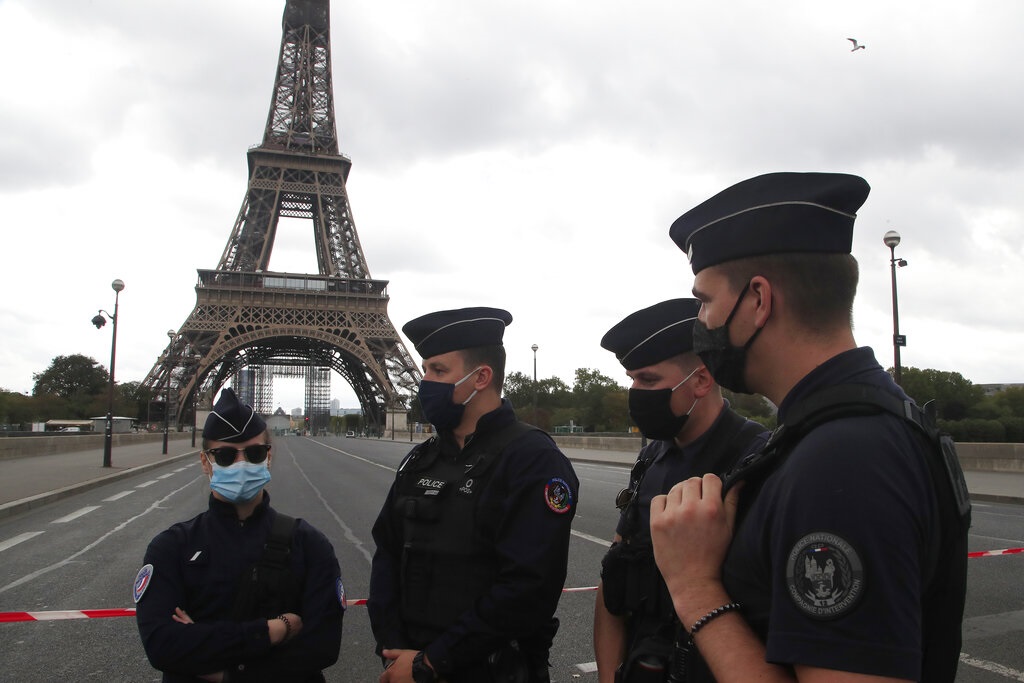 巴黎警方到场封闭道路。AP图片