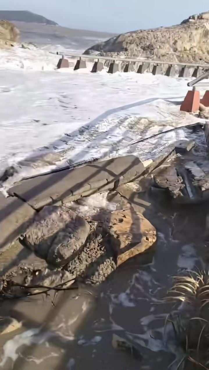 浙江有一家四口無視颱風白海豚逼近到海邊觀浪，結果有約9歲男童被捲走。
