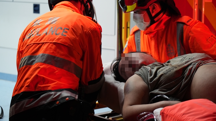 女伤者陷入陷迷，由救护员送院抢救后不治。