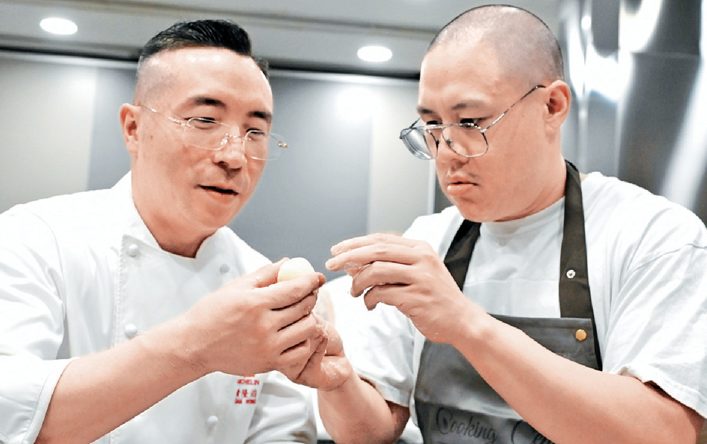 ■富臨飯店行政總廚黃隆滔（左）向澳洲名廚Dan Hong傳授港式點心技巧。