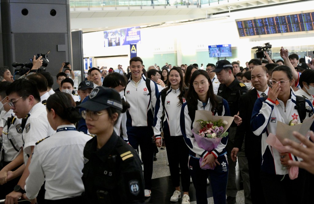 何诗蓓今日(6日)与游泳代表队成员凯旋回港。苏正谦摄