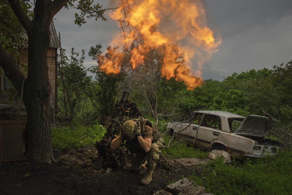烏克蘭頓涅茨克地區Bakhmut附近的前線，一名烏克蘭士兵向俄羅斯陣地發射迫擊砲。 美聯社