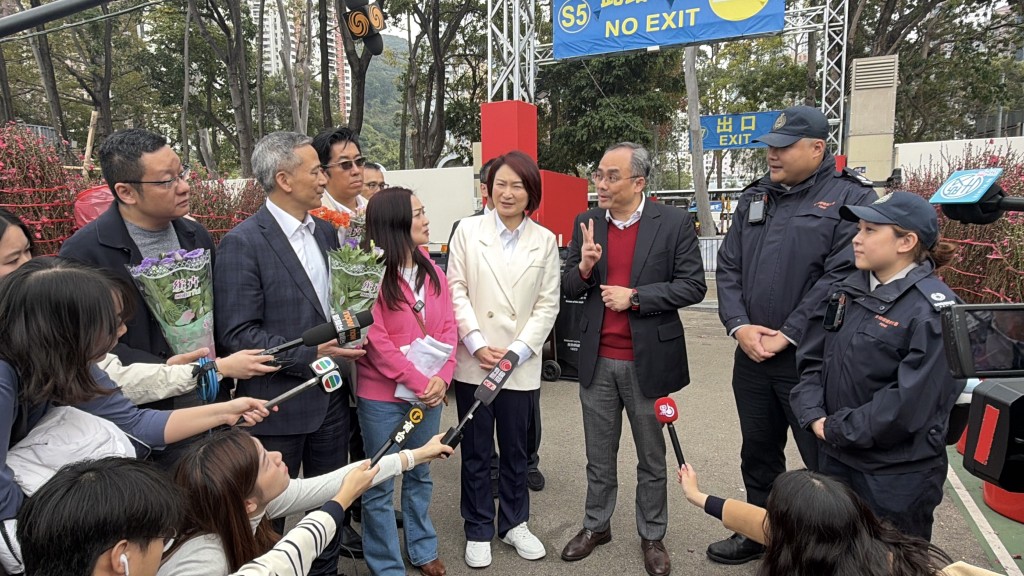 期間，李慧琼又與食環署人員交流，了解到在場職員主要由附近4區抽調人手過來，會輪流當值至大年初一凌晨花市結束為止。