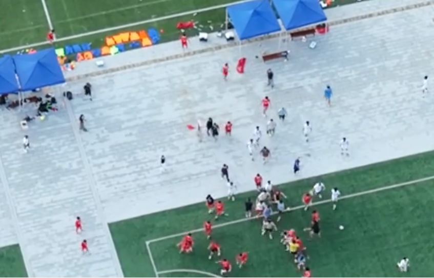 湘超張家界成人隊圍毆廣東銘途少年隊。 