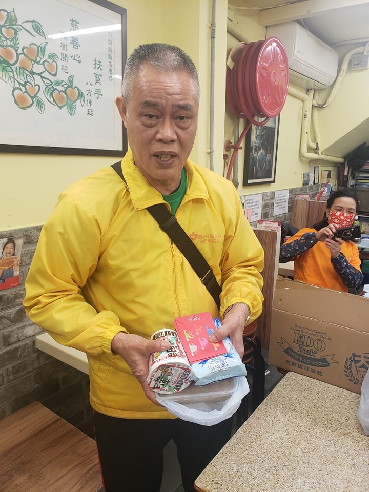 深水埗明哥向長者派發賀年食品及快餐券，讓他們不至於在飯店休息日子期間飢腸轆轆。(北河同行相片)