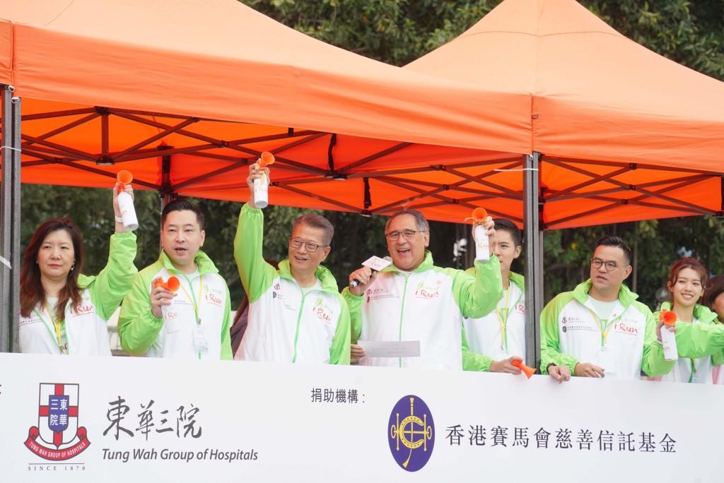 陳茂波（左三）、黃嘉純（中）及東華三院主席韋浩文（左二）主持特殊馬拉松起步禮。馬會提供